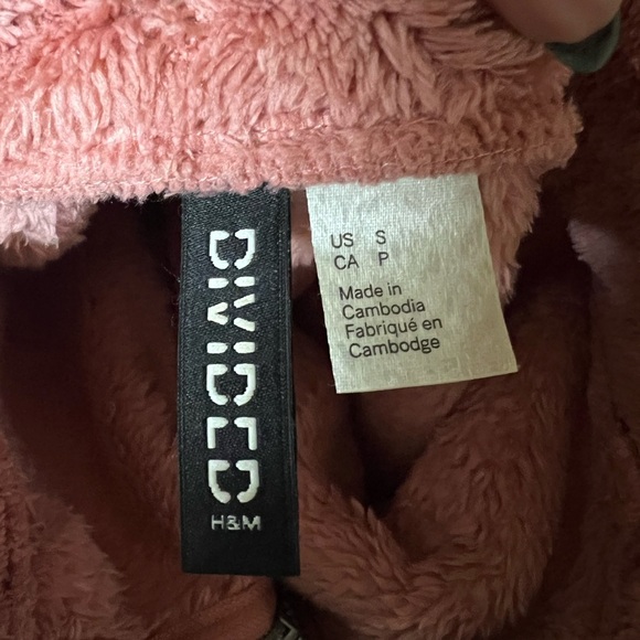 Pink and white fuzzy pullover - Picture 5 of 5